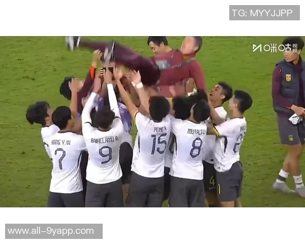 安东尼奥半决赛后狂欢庆祝站桌挥拳展现激情与力量 安东尼奥半决赛后狂欢庆祝站桌挥拳展现激情与力量