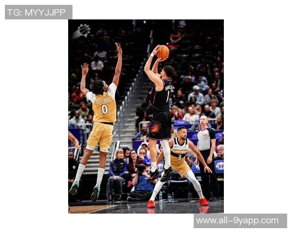 布克首节狂轰20分3助攻表现惊艳助球队领先对手